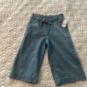 Gap cropped thin weight jean. Elastic waist